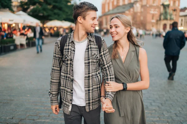 Krakow Ana Meydanında Gülümseyen Yürüyen Mutlu Çift — Stok fotoğraf