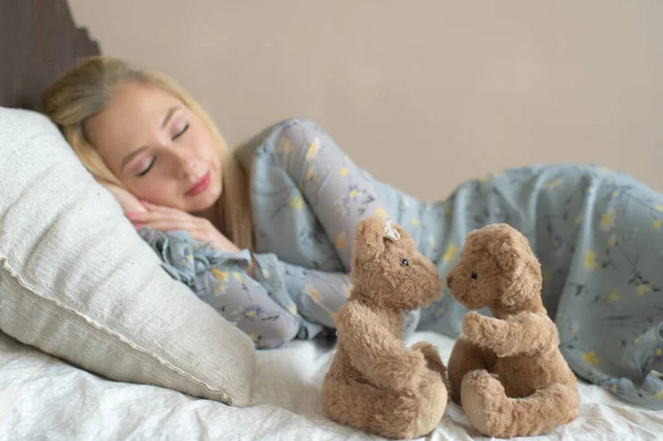 Ung Vacker Flicka Sover Sängen Med Barn Leksaker Som Barn — Stockfoto