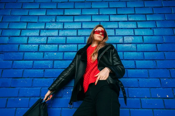 Модний Портрет Молодої Брюнетки Модних Окулярах Овчини Червоних Сонцезахисних Окулярах — стокове фото
