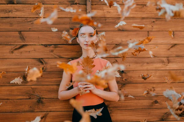 Jovem Menina Bonita Sobre Fundo Madeira Com Folhas Carvalho Caindo — Fotografia de Stock