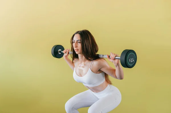Fitness Fisiculturista Mulher Levantando Barbell Fundo Amarelo — Fotografia de Stock