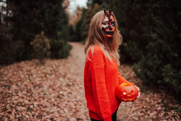 Mladá Blondýnka Halloween Tvář Umění Pózovat Venku Helloween Slavnostní Koncept — Stock fotografie