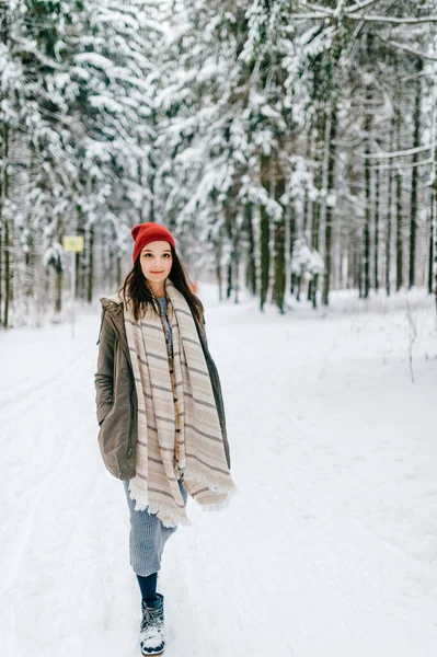 Junge Attraktive Hipster Mädchen Laufen Schnee — Stockfoto