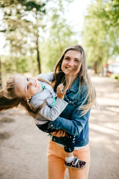 Feliz Mãe Sorridente Abraçando Sua Adorável Filhinha Livre Família Estilo — Fotografia de Stock