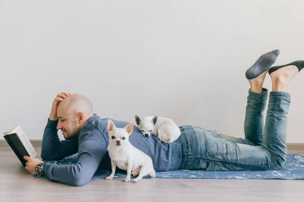 Homem Careca Adulto Roupas Moda Deitado Tapete Ioga Jovem Ler — Fotografia de Stock