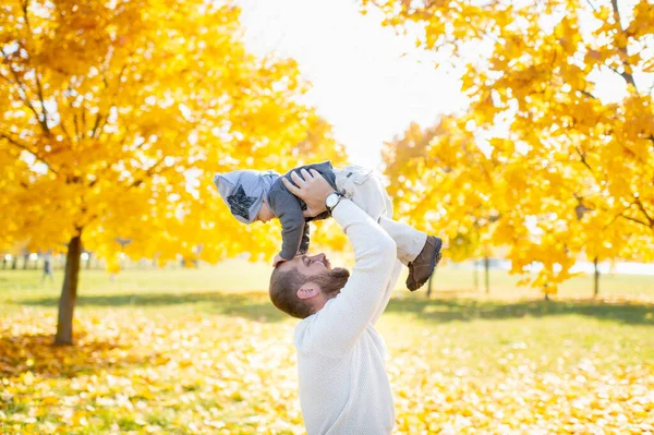 Glad Far Och Härlig Barnaktivitet Utomhus Lycklig Far Kastar Upp — Stockfoto