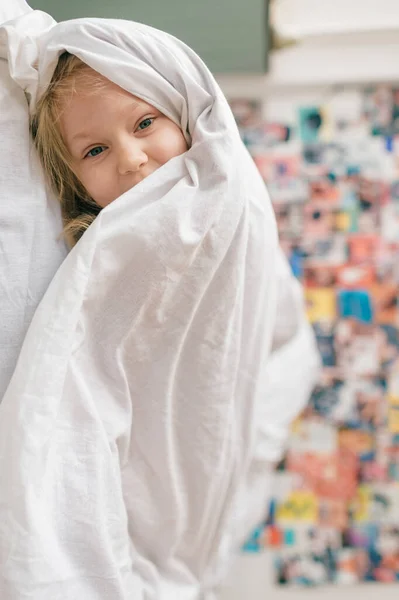 Vetralmente Convertido Retrato Niña Alegre Con Cara Divertida Acostado Cama —  Fotos de Stock