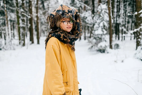 Vtipný Mladý Hipster Dívka Brýlemi Šála Zakrývající Hlavu Pózování Sněhovém — Stock fotografie