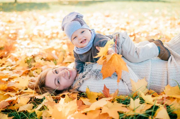 Lycklig Mor Med Sin Vackra Bebis Liggande Hösten Lämnar Utomhus — Stockfoto