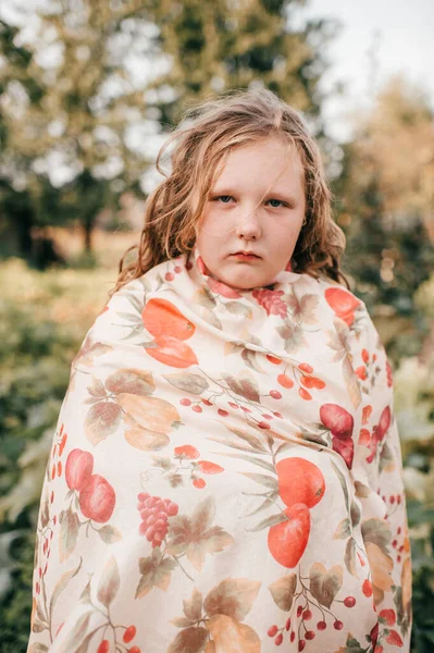 Portret Van Een Knappe Blanke Meid Geel Shirt Zwarte Broek — Stockfoto