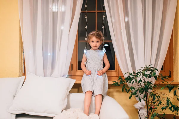 Bonita Niña Caucásica Con Cabello Rubio Vestido Azul Sienta Habitación —  Fotos de Stock