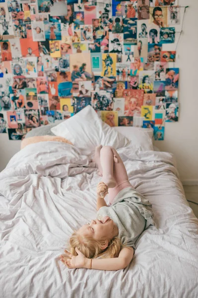 Lustiges Kleines Mädchen Das Auf Einem Weißen Bett Kinderzimmer Herumalbert — Stockfoto