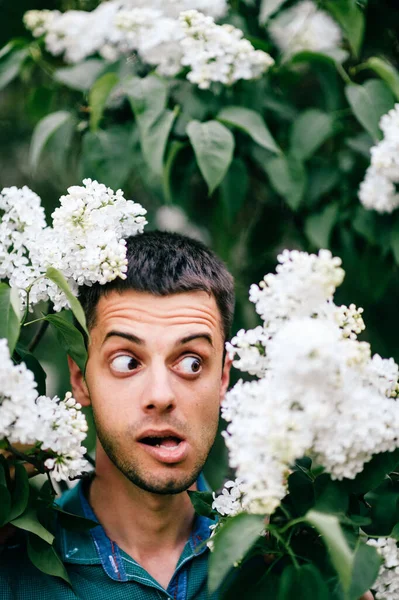 Close Vreemde Ongewone Mannelijke Portret Buiten Natuur Prachtige Lila Struiken — Stockfoto