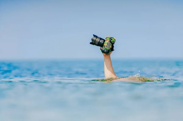 Tuffatore Maschio Nuotare Sott Acqua Mantenere Macchina Fotografica Professionale Asciutta — Foto Stock