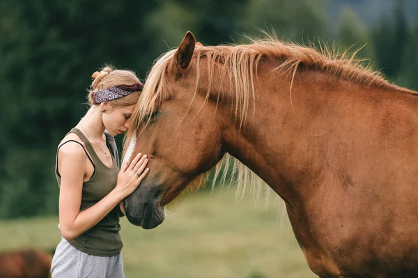 Jovem Menina Bonita Abraçando Cavalo Natureza — Fotografia de Stock