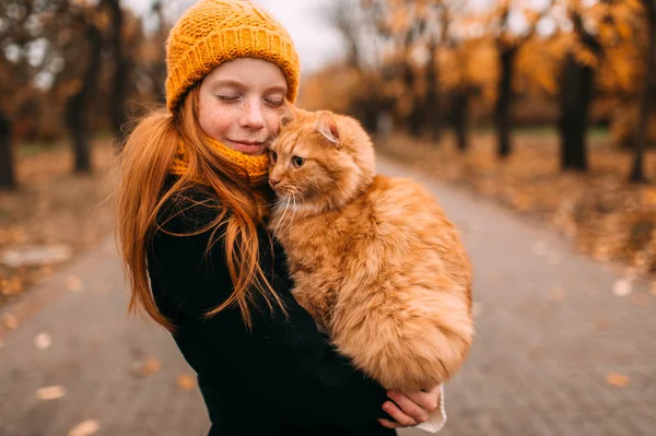 Adorable Chica Pecas Con Expresión Cara Amable Sosteniendo Gato Rojo —  Fotos de Stock