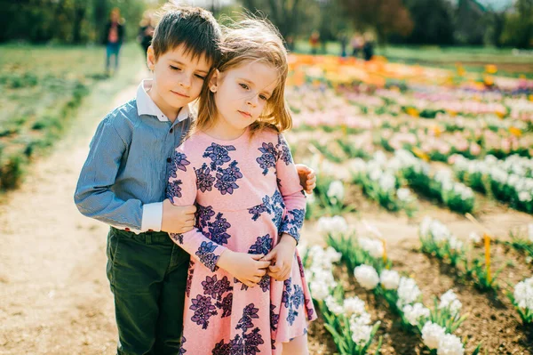 Twee Kleine Kaukasische Kinderen Met Donker Haar Knuffels Samen Zomertuin — Stockfoto