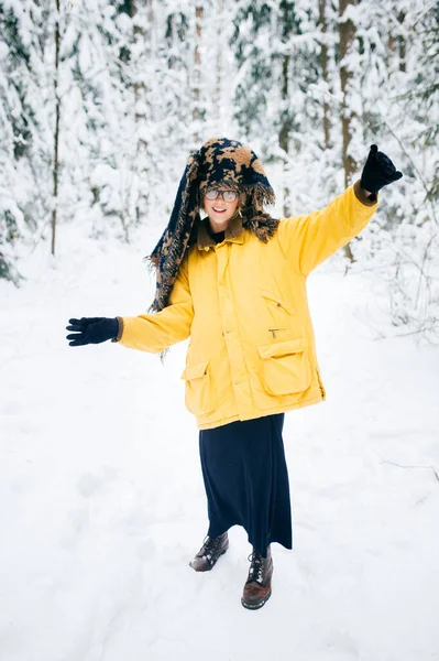 Vreemde Jonge Bizzare Chique Eenzame Meisje Maken Rare Poses Winter — Stockfoto
