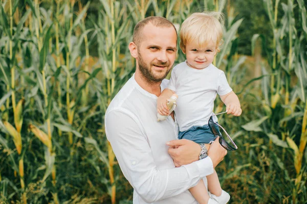 Krásný Mladý Běloch Bílé Košili Modré Džíny Bílé Boty Jde — Stock fotografie