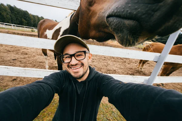 Heureux Homme Barbu Riant Dans Des Lunettes Prenant Selfie Avec — Photo