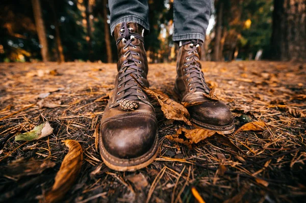 Pernas Homem Botas Couro Vintage Cortador Madeira Jeans Cortados Floresta — Fotografia de Stock