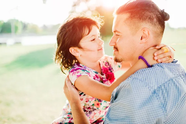 Słoneczny Portret Ojca Trzymającego Przytulającego Swoją Słodką Córkę Świeżym Powietrzu — Zdjęcie stockowe