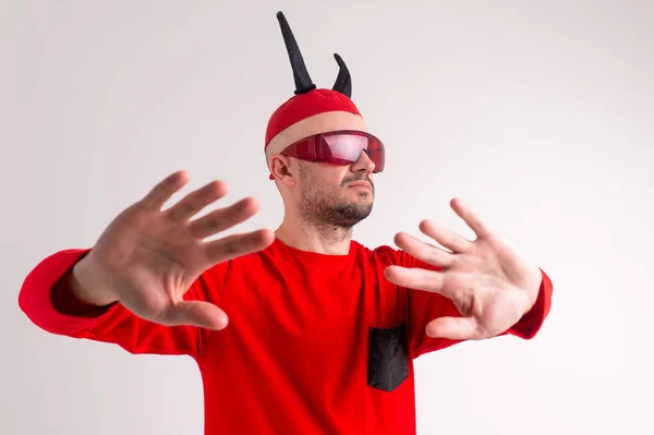 Extraño Hombre Diabólico Gafas Sol Traje Halloween Rojo Negro Posando — Foto de Stock