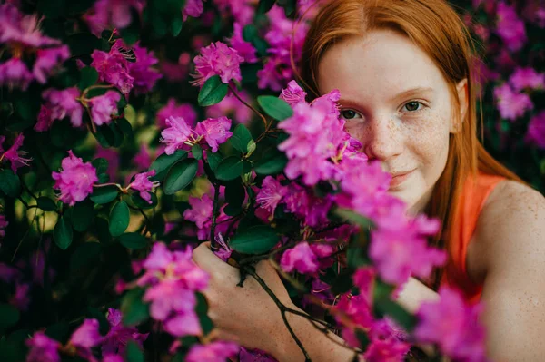 Portret Van Een Aantrekkelijk Jong Meisje Een Zomerjurk Geniet Van — Stockfoto