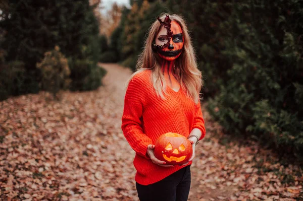 若いですブロンドの女の子とともにハロウィンフェイスアートポージング屋外 ハロウィンお祝いのコンセプト — ストック写真