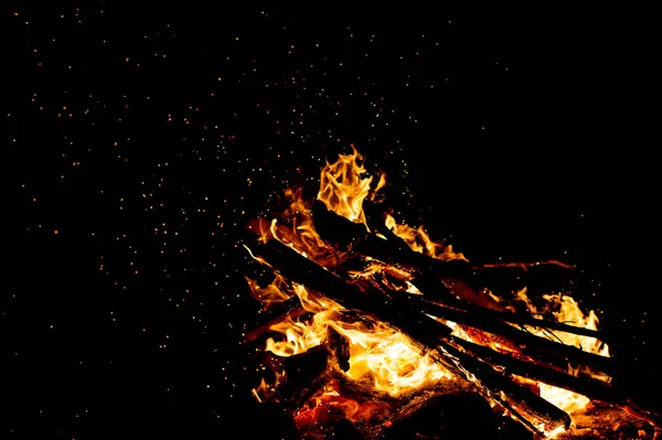 用火堆 火焰和烟雾焚烧森林 在黑色背景上奇怪古怪古怪的元素火热的人物 煤和灰 抽象形状在夜间 野外自然篝火 元素的强度 — 图库照片