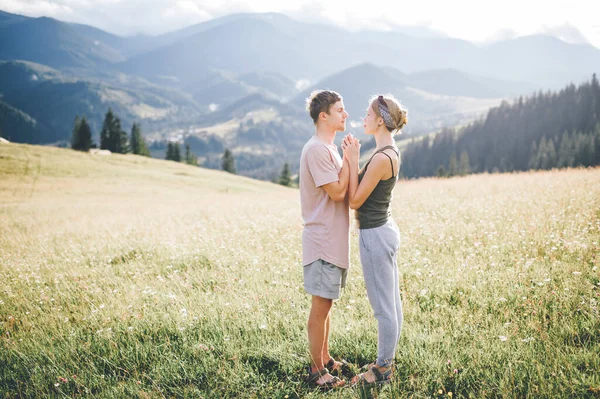 Estilo Vida Casal Amoroso Abraçando Natureza — Fotografia de Stock