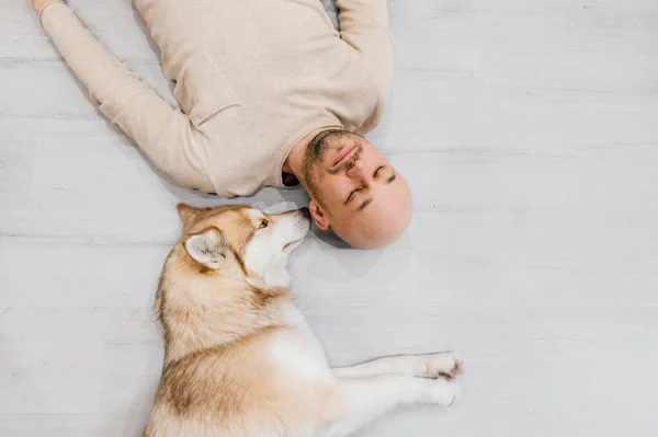 Homem Careca Adulto Com Filhote Cachorro Descascado Dormindo Chão Proprietário — Fotografia de Stock