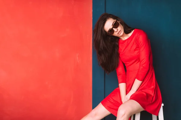 Vacker Mode Flicka Med Långt Hår Spansk Utseende Solglasögon Och — Stockfoto