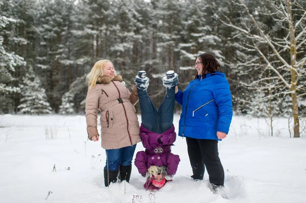 Twee Volwassen Vrolijke Vrouw Houden Kleine Meisje Benen Ondersteboven Winter — Stockfoto