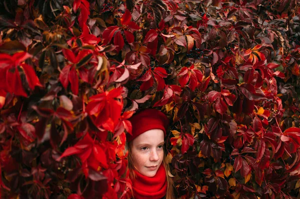 Porträtt Positiva Fräknar Flicka Elegant Röd Basker Och Halsduk Poserar — Stockfoto