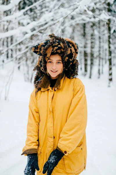 Engraçado Jovem Hipster Menina Casaco Amarelo Turbante Cachecol Posando Floresta — Fotografia de Stock