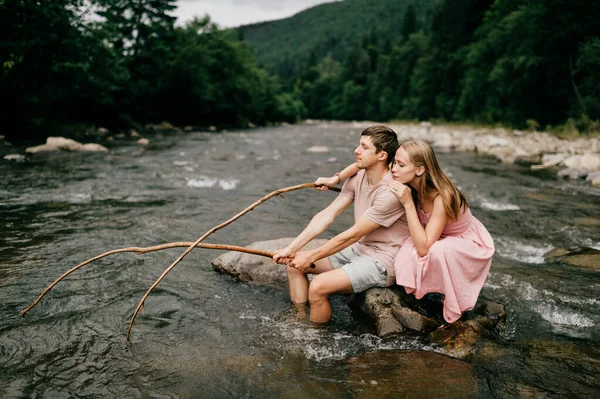 Nehirde Balık Tutan Tuhaf Bir Çift — Stok fotoğraf
