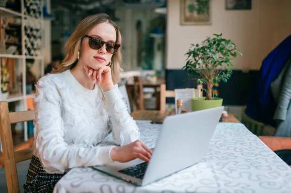 Mulher Freelancer Jovem Bonita Usando Computador Portátil Sentado Mesa Café — Fotografia de Stock