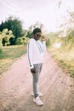 Doğada kameraya poz veren koyu tenli tecavüzcünün portresi.