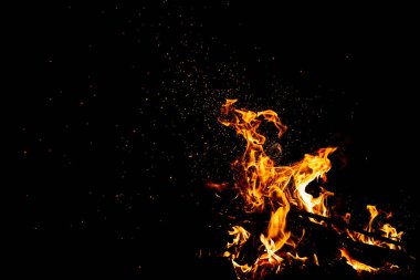 Ateş parkları, alev ve dumanla yanan ağaçlar. Siyah arka planda garip garip elementsel ateşli figürler. Kömür ve kül. Geceleri soyut şekiller. Doğada şenlik ateşi. Elementin gücü