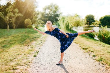 Beyaz bir model, balerin gibi poz veriyor.