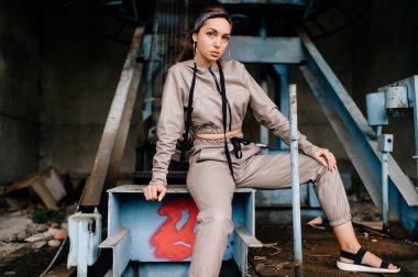 Terk edilmiş fabrikada poz veren genç bir kız..