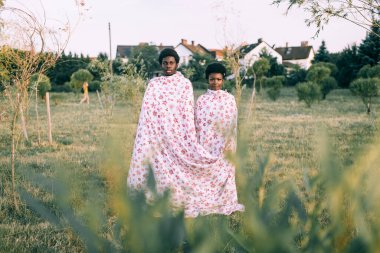 Sonbahar parkında birlikte duran komik, koyu tenli çift.. 