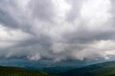 Dağların üzerinde fırtına yağmurlu bulutlar. Apocalypse fantezi gökyüzü. Doğada güzel, rüzgarlı, dramatik bulut manzarası. Açık hava manzaralı resim gibi. Vahşi topraklarda seyahat etmek. Kayalık tepeleri keşfedin.