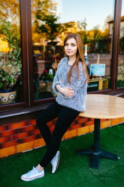 Marketin önünde sabahları soyut yansımalarla kameraya poz veren duygusal düşünceli genç ve güzel bir manken kız. İnanılmaz genç bayan mavi gözlü ruh hali portresi