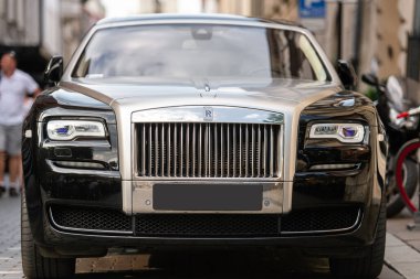 Krakow, Polonya - 25 Temmuz 2019: Siyah lüks süper araba Rolls Royce Phantom Krakow 'da sokağa park etti (Krakow )