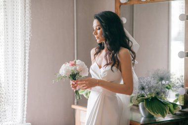 Beyaz gelinlik içinde güzel bir gelin.