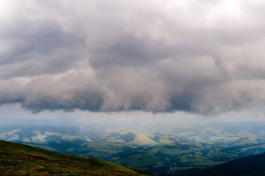 Dağların üzerinde fırtına yağmurlu bulutlar. Apocalypse fantezi gökyüzü. Doğada güzel, rüzgarlı, dramatik bulut manzarası. Açık hava manzaralı resim gibi. Vahşi topraklarda seyahat etmek. Kayalık tepeleri keşfedin.