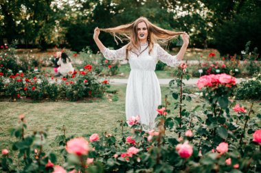 Gotik makyajlı ve açık havada güneşli parkta yüzyüze çekilmiş etkileyici bir kız.