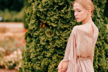 Sunny Park 'ta poz veren tiyatral elbiseli zarif bayan balerin.